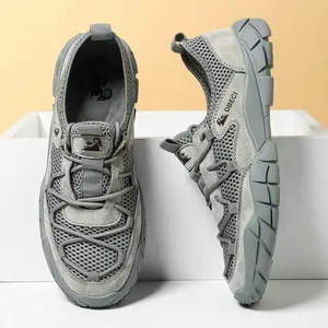Détail du mesh respirant et de la semelle antidérapante des chaussures de randonnée