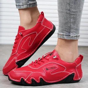 Dettaglio scarpe casual in pelle rossa con cuciture bianche e suola in gomma antiscivolo