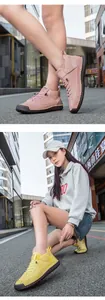 Détail de chaussures décontractées en cuir rose et jaune avec coutures latérales main