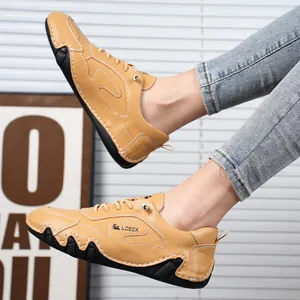 Dettaglio di scarpe da uomo in pelle marrone cucite a mano con suola in gomma ondulata