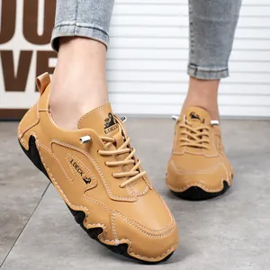 Dettaglio scarpe casual in pelle kaki con cuciture bianche e logo L DECK sul lato