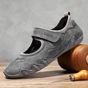 Detalle de zapatos casuales de ante gris con cierre de velcro y malla transpirable