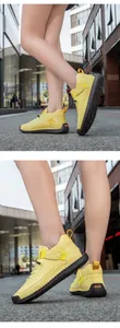 Détail de chaussures en cuir jaune avec coutures contrastées et semelle en caoutchouc