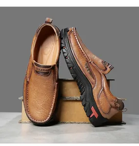 Détail de chaussure en cuir marron avec semelle robuste et marquage OUTDOOR