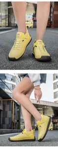 Gros plan de chaussures en cuir jaune avec coutures main et semelles en caoutchouc