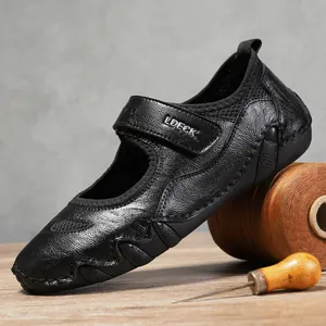 Detalle de zapato casual de cuero negro con cierre de velcro y suela de goma antideslizante