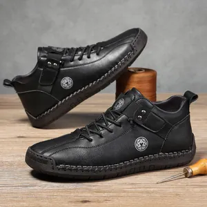 Nahaufnahme der handgefertigten Nähte und des Sternlogos auf schwarzen Herren-Lederschuhen