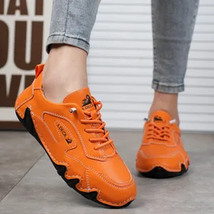 Vista dettagliata delle scarpe casual arancioni con cuciture bianche e suole in gomma