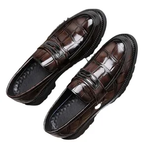Mocassini da uomo marrone scuro lucidi con trama a coccodrillo, stile business elegante