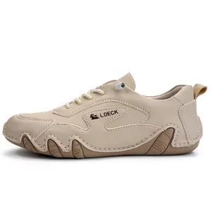 Dettaglio della suola in gomma antiscivolo marrone e cuciture della scarpa casual