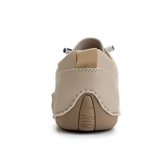 Dettaglio di mocassini in pelle beige con cuciture rinforzate sul tallone e suola in gomma