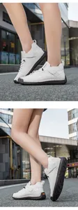 Détail de chaussures beiges décontractées avec logo orange au talon et coutures main