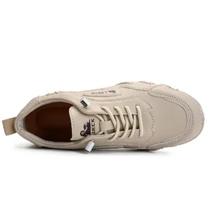 Dettaglio di scarpe casual beige con cuciture a vista e linguetta in tessuto sul tallone