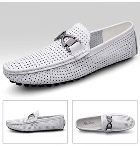 Detail van witte ademende leren loafers met uitgesneden ontwerp en metalen gesp