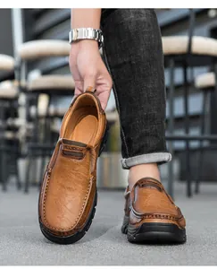 Gros plan de mocassins en cuir marron avec texture grainée et semelle antidérapante robuste