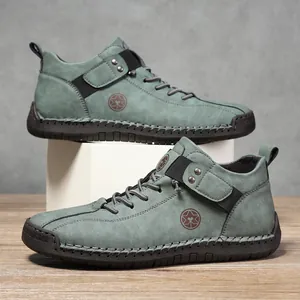 Detailansicht der Handnaht an türkisfarbenen Leder-High-Top-Loafern mit Gummisohle