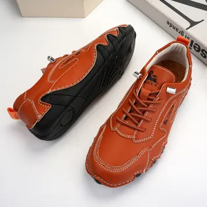 Vista dettagliata di scarpe casual in pelle arancione con cuciture a contrasto e suola antiscivolo