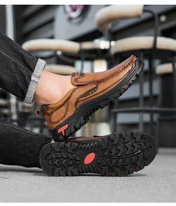 Gros plan de chaussures décontractées en cuir marron avec logo outdoor et semelle antidérapante