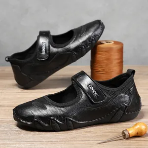 Detalle de zapatos LDECK de cuero negro con cierre de velcro y suela de goma antideslizante