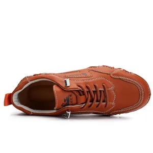 Dettaglio scarpa in pelle caramello con cuciture a contrasto e fibbia per lacci elastici