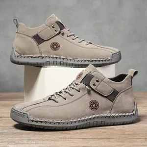 Detailansicht grauer Herren-Slipper aus Wildleder mit Gummisohle und Kontrastnähten