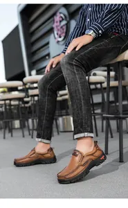 Détail de chaussures décontractées en cuir marron pour hommes avec semelle en gomme