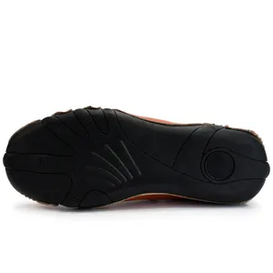 Dettaglio della suola in gomma nera antiscivolo con trama per scarpe outdoor da donna