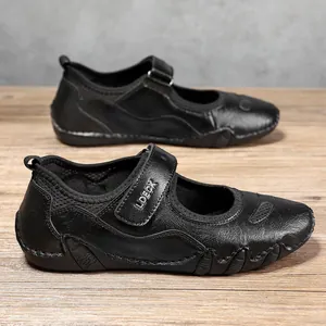Detalle de zapatos casuales de cuero negro con cierre de velcro y malla transpirable