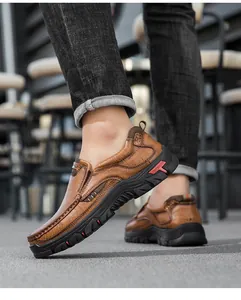 Gros plan de chaussure décontractée en cuir marron avec couture main et semelle gomme