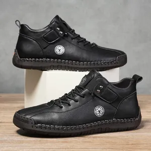 Detailansicht der Herren Lederschuhe mit Gummisohle und handgefertigter Ziernaht-Optik