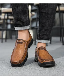 Détail de la tige en cuir cousue main et des mocassins sans lacets dans la rue