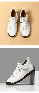 Gros plan sur des chaussures décontractées en cuir blanc avec semelle en caoutchouc brun