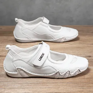 Detalle de zapato casual de cuero blanco con cierre de velcro y suela con relieve de onda