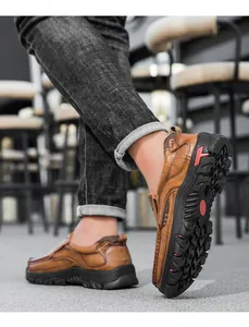 Vue détaillée de chaussures d'extérieur en cuir marron avec semelles antidérapantes