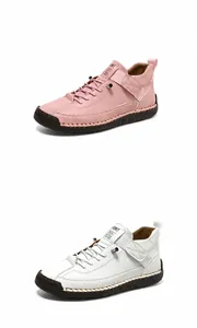 Détail de la couture artisanale et de la fermeture auto-agrippante sur chaussures en cuir