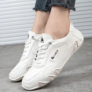 Dettaglio di scarpe casual in pelle bianca martellata con lacci e suola in gomma