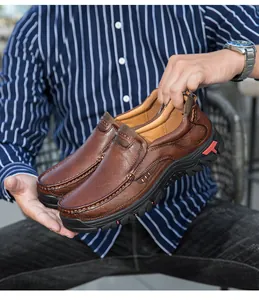 Détails des chaussures de randonnée en cuir marron foncé avec semelles antidérapantes épaisses