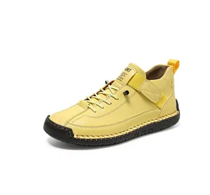 Vue détaillée de bottines jaunes décontractées avec coutures à la main et semelle gomme
