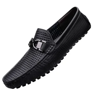 Ademende zwarte heren loafers van geperforeerd leer met een flexibele rubberen zool