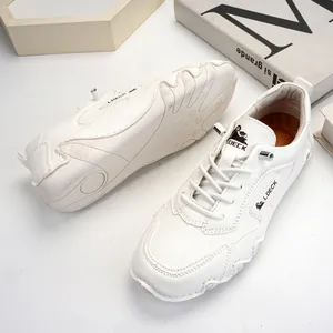 Dettaglio di scarpe casual in pelle bianca con trama litchi e suola a onde antiscivolo