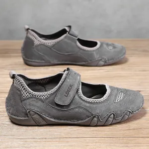Detalle de los zapatos casuales de ante gris con malla y cierre de velcro ajustable