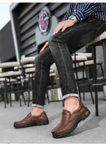 Détail de mocassins en cuir marron cousus main avec semelles antidérapantes et trous d'aération