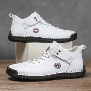 Makroaufnahme der weißen Herren-Lederschuhe mit detaillierter Handnaht an der Gummisohle