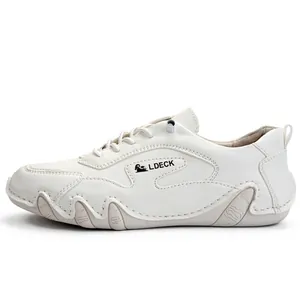 Dettaglio scarpa casual in pelle bianca martellata con logo LDECK e suola in gomma ondulata