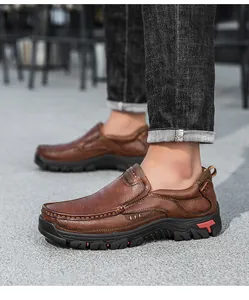 Détail de chaussure outdoor en cuir marron avec coutures contrastées et semelle