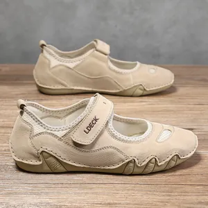 Vista macro de zapatos de cuero caqui con cierre de velcro y suela de goma antideslizante