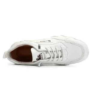 Vista laterale di scarpe casual in pelle bianca con fodera marrone e suola antiscivolo