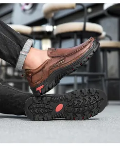 Détail de chaussures d'extérieur en cuir marron avec semelle en caoutchouc et coutures