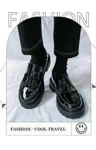 Gros plan sur des mocassins en cuir verni noir avec glands et semelles plateforme crantées