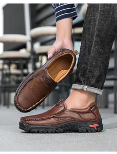 Détail de mocassin en cuir marron avec couture main et semelle extérieure en caoutchouc